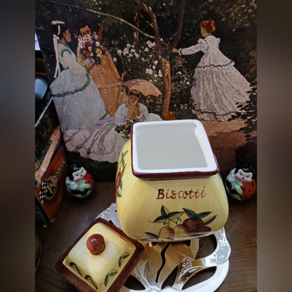 🏕🍎Vintage Biscotti🍪COOKIE JAR 🍱 VERY PRETTY,HAND PAINTED Ceramic. - Picture 10 of 11